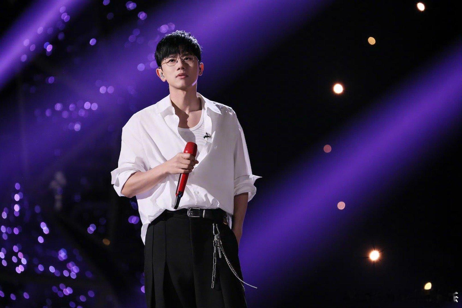 #娱乐[超话]##张杰凡希亚合照#张杰晒与凡希亚舞台合照，期待两位的合作舞台！#