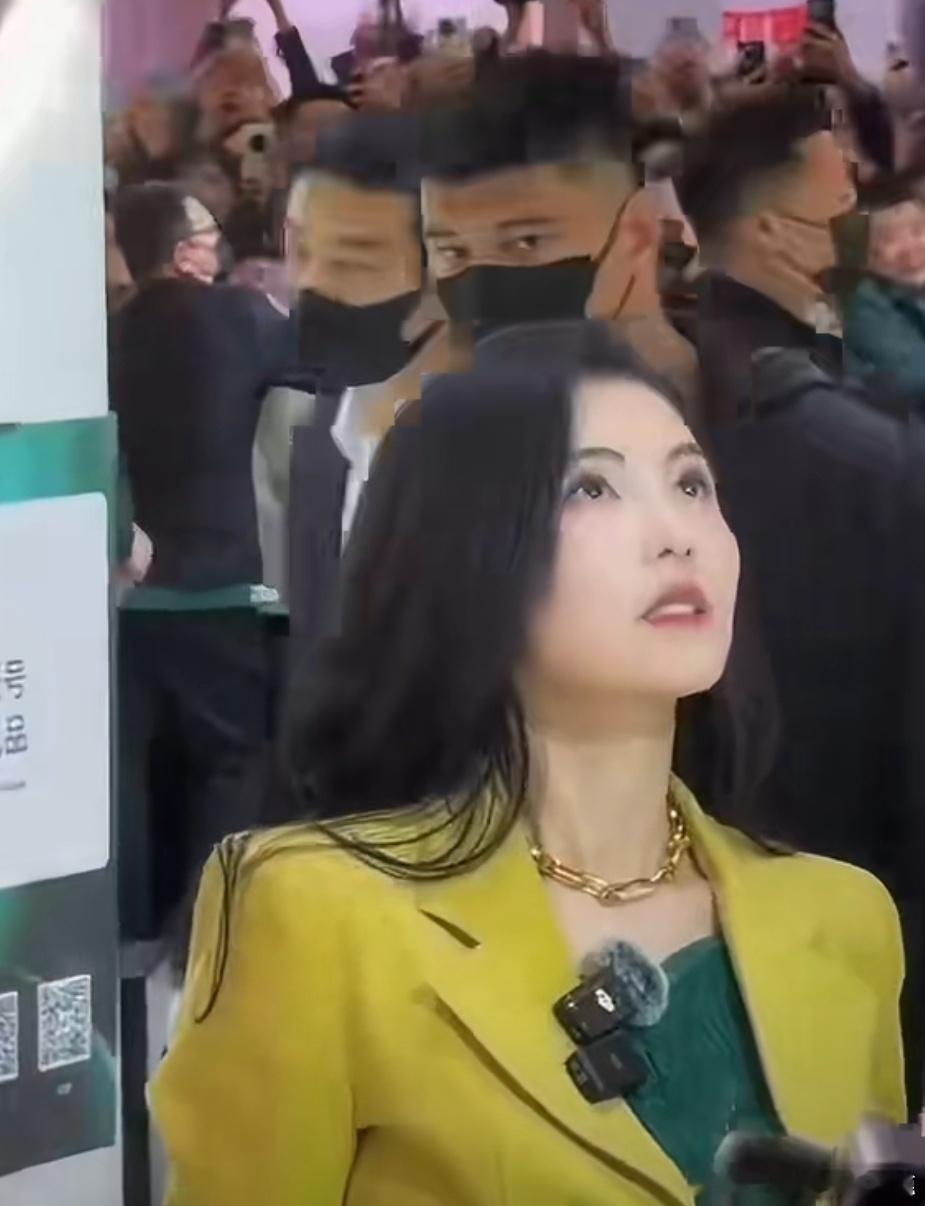 张柏芝戴了大金链子 张柏芝戴大金链子太有反差感了，但姐姐完全hold住，又美又飒