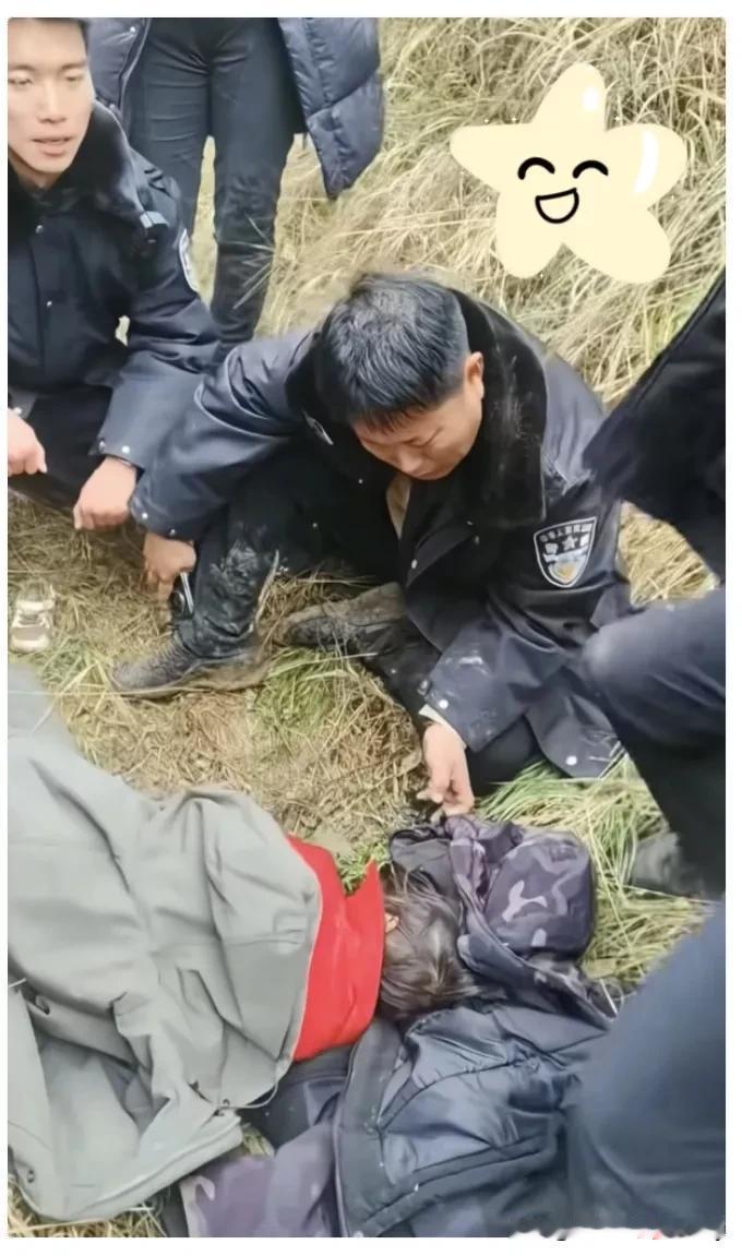 这位警察叔叔一定也是一位好父亲！在地头车内丢失的4岁女童找到了，本来是开心的事情