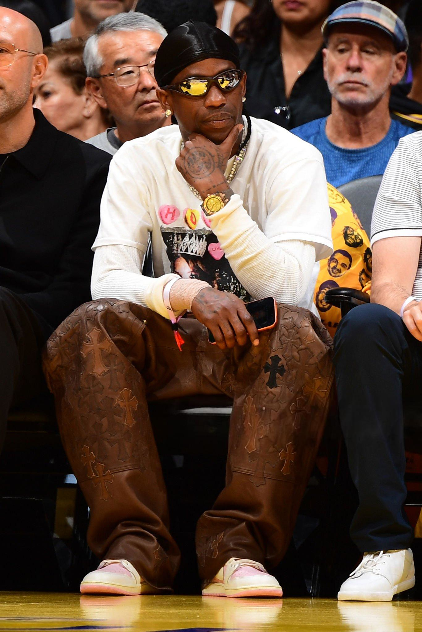 张雪机车热身赛再获第一出生于休斯顿的知名说唱歌手特拉维斯-斯科特在场边观赛——他