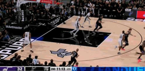 踮脚空接！文班亚马实在是无解！
在今天NBA常规赛马刺对阵爵士的第二节比赛中，哈