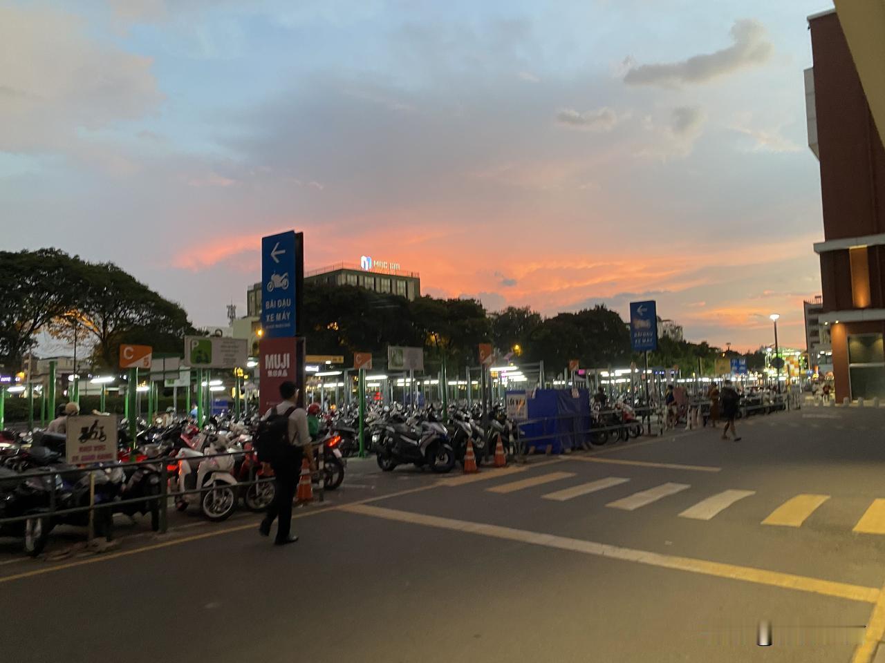 晒图笔记大赛越南街头夜景，繁华与宁静并存