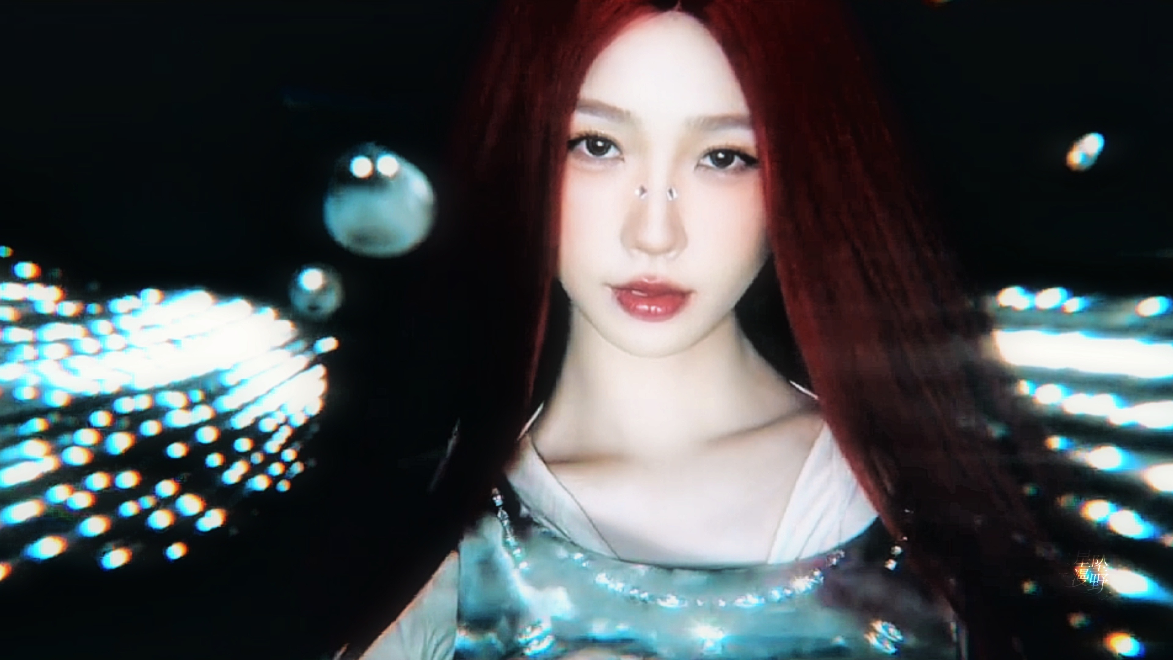 虞书欣虞书欣赛博朋克梦幻感大片 虞书欣这组造型真的藏满巧思： 公主切发型+金属蝴