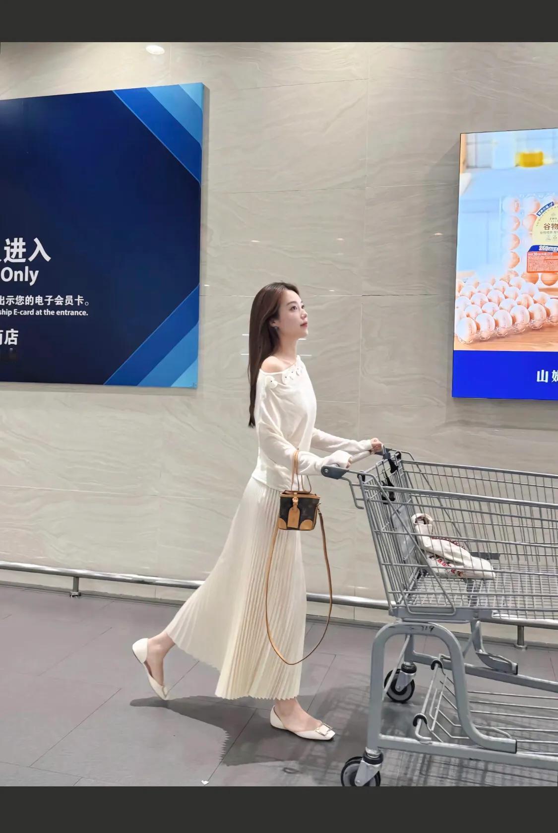 打卡时尚穿搭，白色长裙搭配米色高跟鞋，优雅动人！👗👠