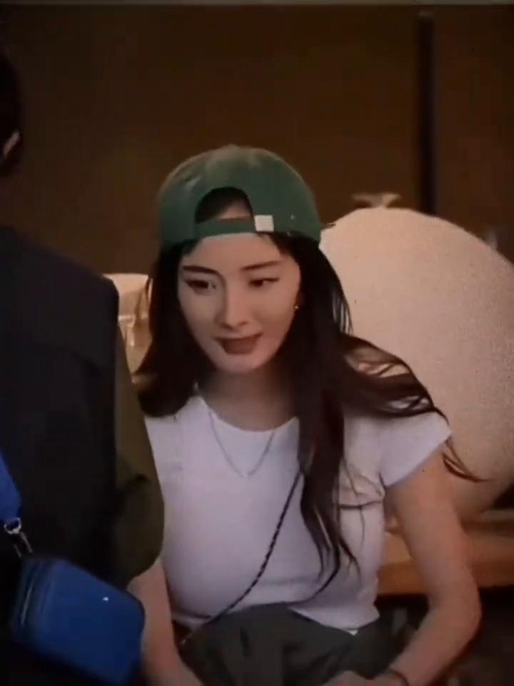 杨幂山。
我想要那个啥？听题。好好说话行吗？来人了。我想要听题吗？那求了。