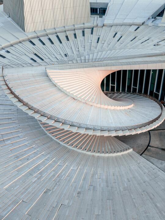 上海第一栋扇形建筑，简直是东方美学天花板！