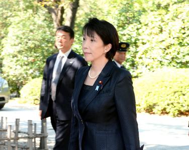 高市早苗的表情是否代表其性格表情是内心的外在投射，她时常显露的凌厉神态，印证了自