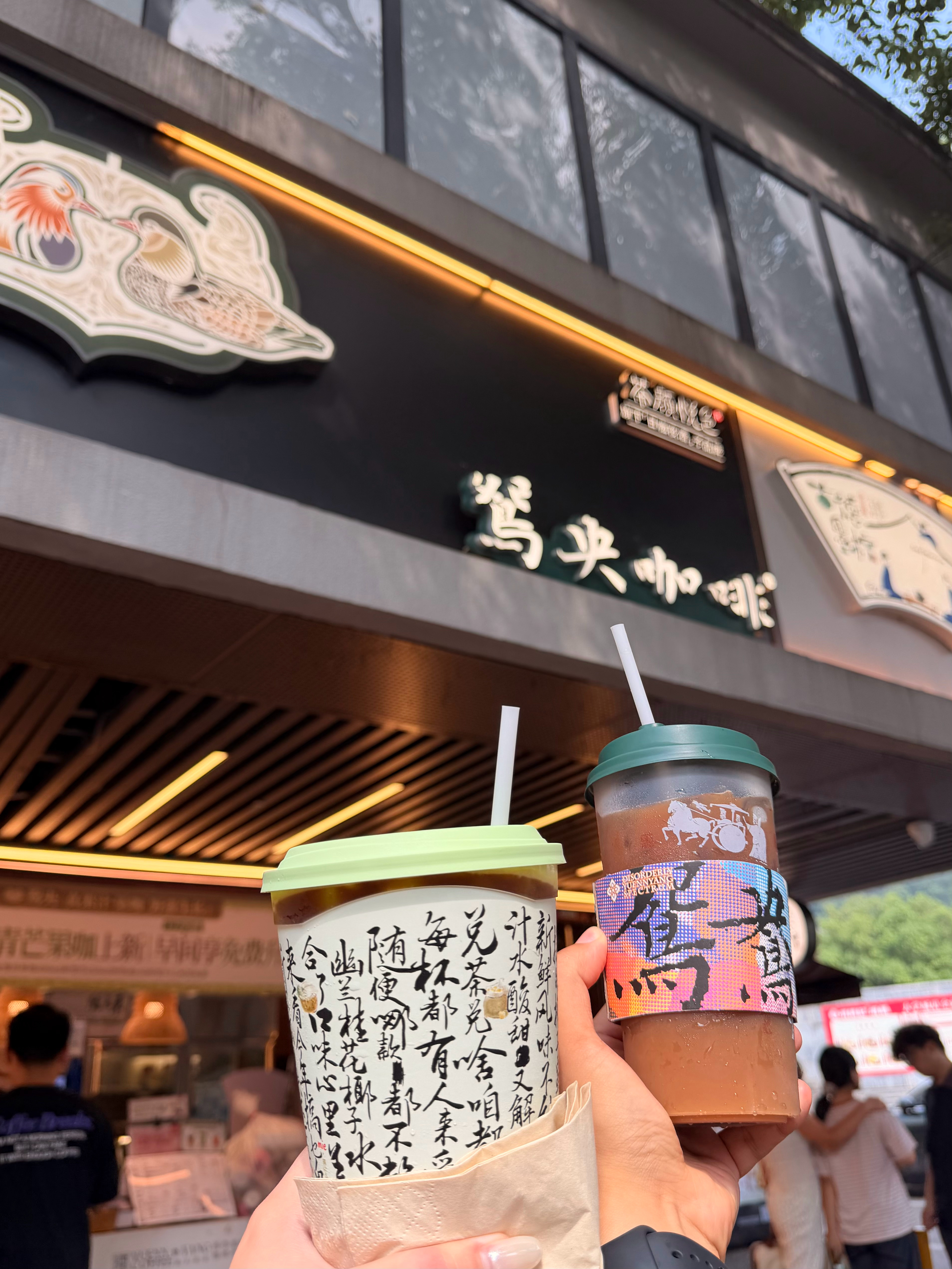 十二点之前免费升杯的受众来了早上九点已全妆出门 