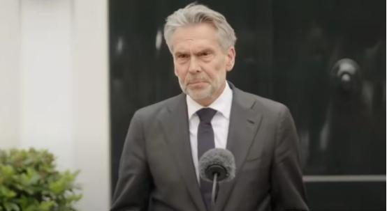 荷兰之所以敢和中国硬碰硬，其实他早已把阿斯麦算在了里头。但荷兰千算万算一定没算到