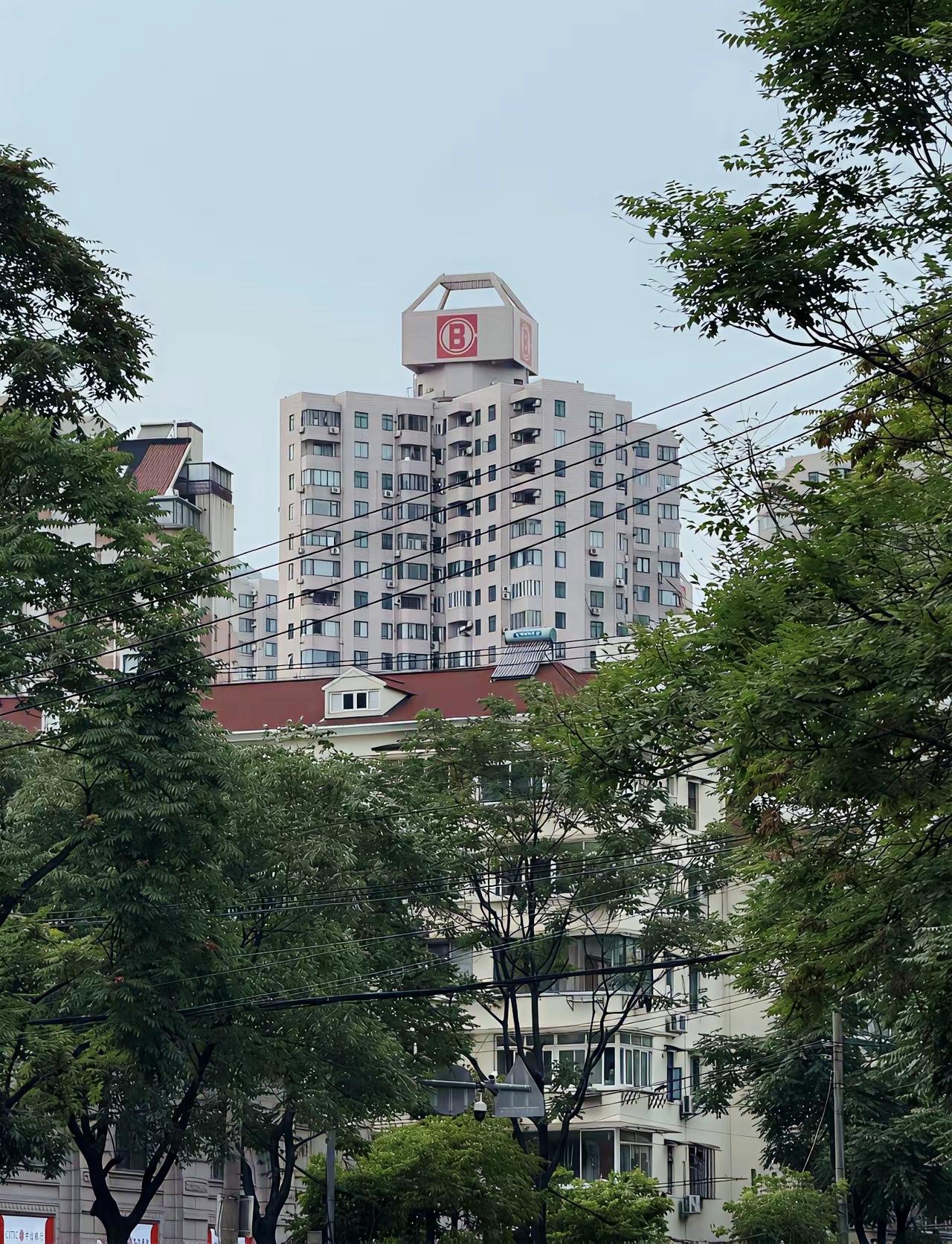 上海不少楼顶神秘“B”标志，困扰本地人多年，到底是什么标识？

上海冷知识 城市