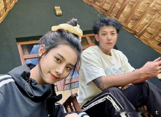 黄子韬徐艺洋新副本黄子韬马赛部落变形计 黄子韬和徐艺洋开启马赛部落生活体验，两人