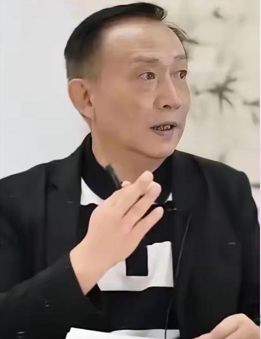 果不其然。
​中国学者卢麒元突然提出了“立法者每次参与都要政审”的主张。

卢麒