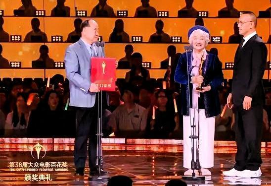 《哪吒》拿了百花奖最佳影片，159亿票房，54票断层第一。台上奖杯递过去，台下黑
