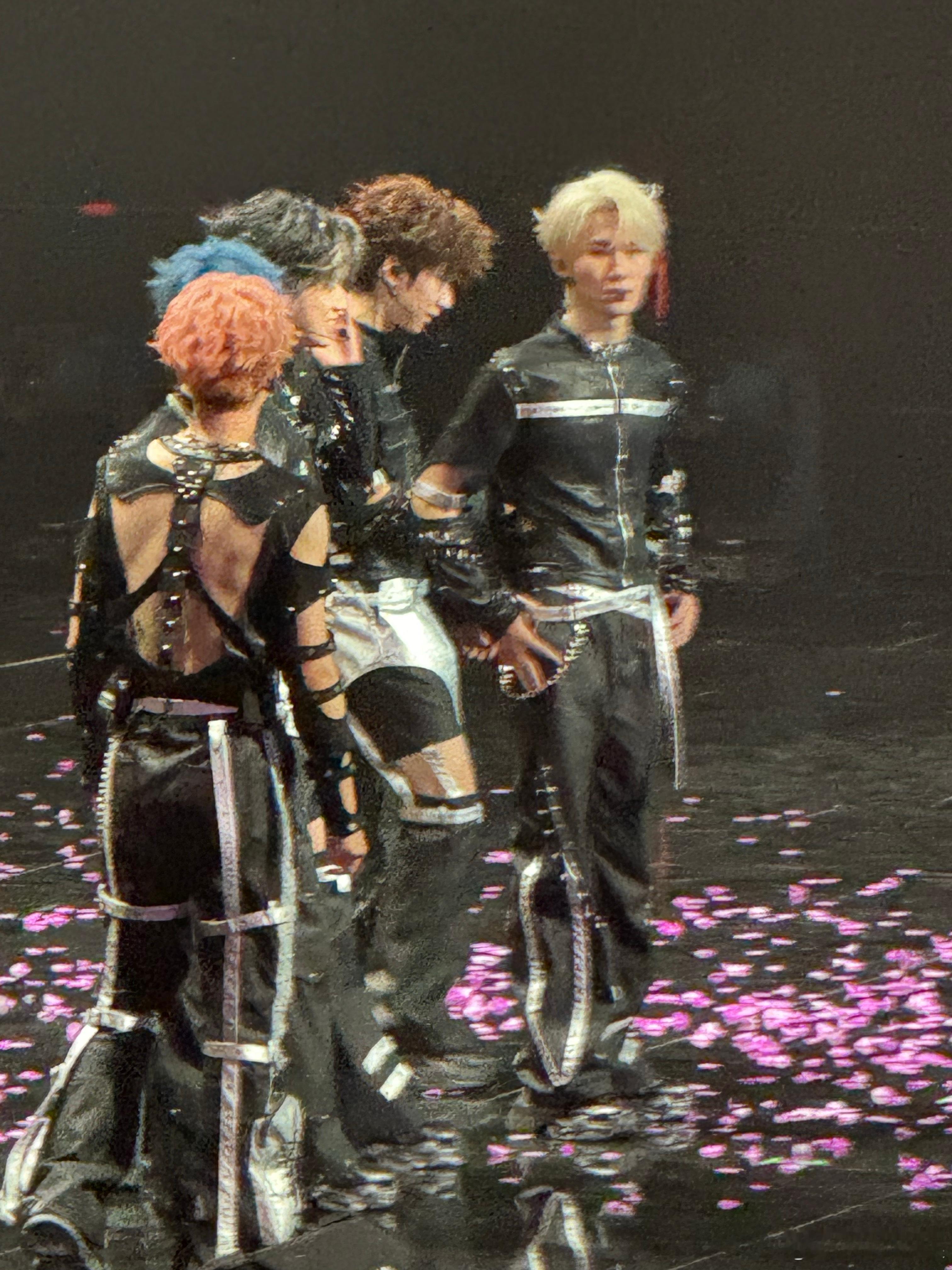 #时代少年团全员露背#时代少年团全员露背，好惊艳。澳门站的他们状态绝佳，充满魅力