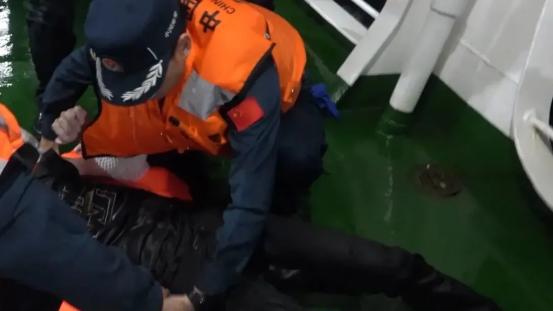 7月24日晚，南沙永暑礁以北38海里处，一艘越南籍船舶“KHOI NGUYEN 