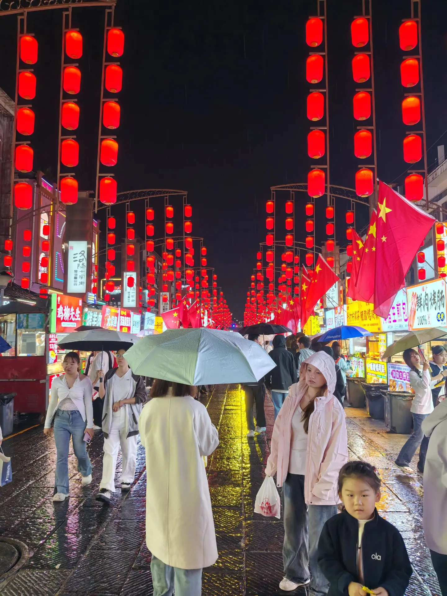 逛洛邑古城热闹的夜市✨。雨夜还有这么多游客在逛街，逛着逛着感觉舒适度直接拉满！