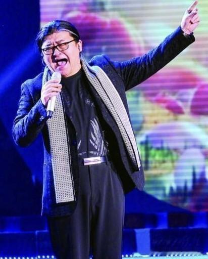 刘欢去世了，我说不清理由的突然潸然泪下，也许是我听着他的歌长大的吧。

为什么有