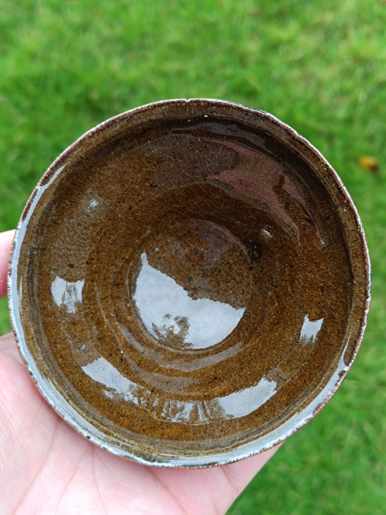 800元包邮
福清窑老胎复烧，束口器型，口径10高5厘米.茶叶末酱釉。全品！