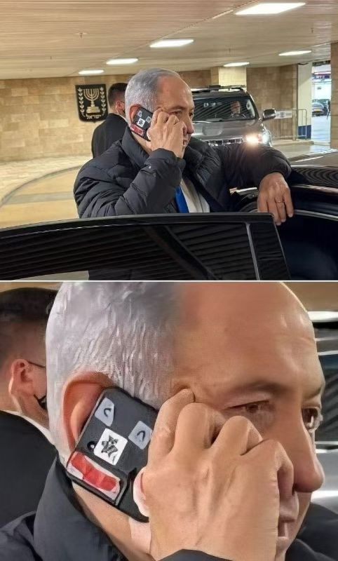 以色列总理内塔尼亚胡使用手机的习惯，内外摄像头均被贴住。国际局势海外新鲜事热点现