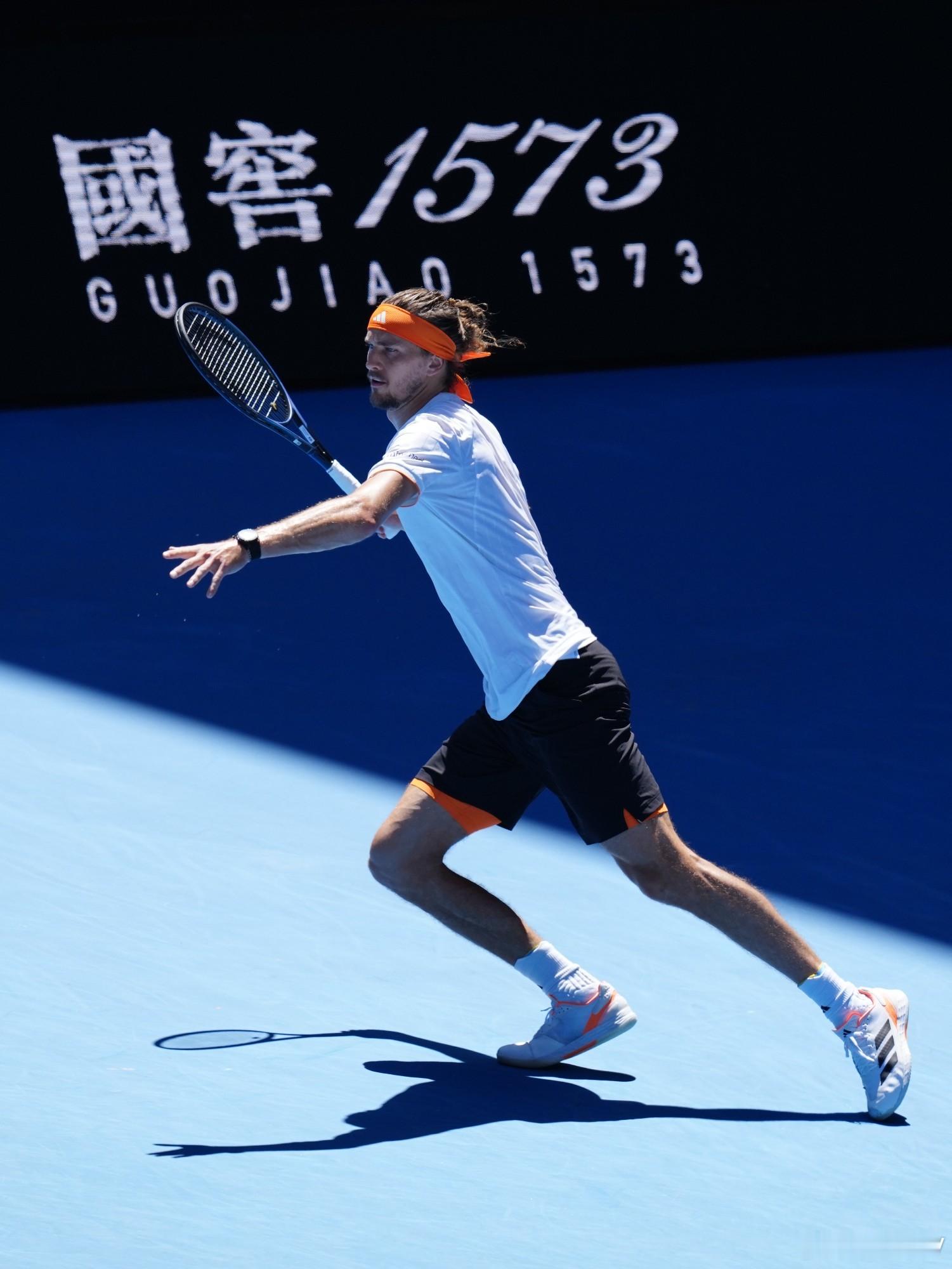 五盘三胜的比赛，阿卡在先赢两盘的情况下从未失手——59胜0负。今天呢？目前决胜盘