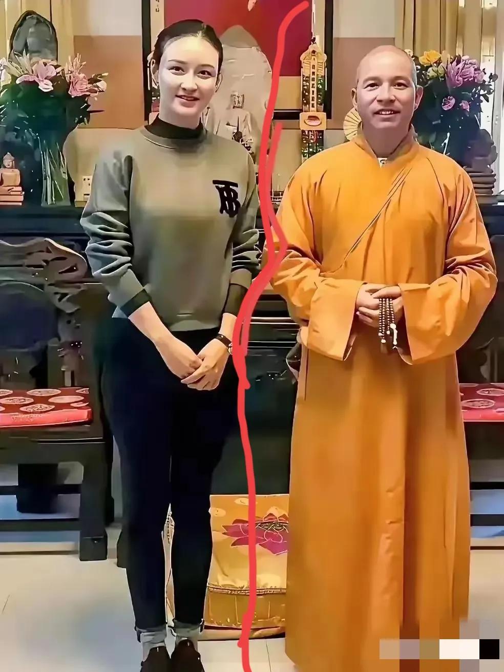 跟少林寺新方丈释印乐合影的美女是谁啊？最近好多人都在猜。有人说是游客，也有人觉得