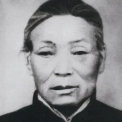 1938年，鬼子包围了常大娘家。危急关头，常大娘将肖华司令员藏在院内的枣堆里。谁
