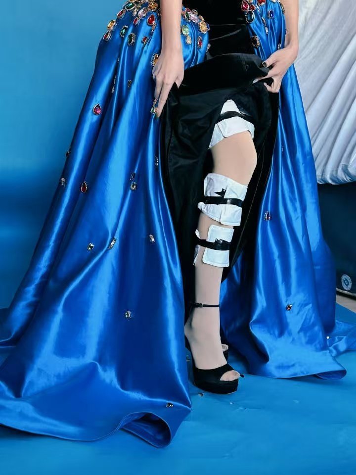 美丽与保暖兼得的彭小苒！彭小苒礼服内贴了20个暖宝宝 穿华服走红毯备20个暖宝宝