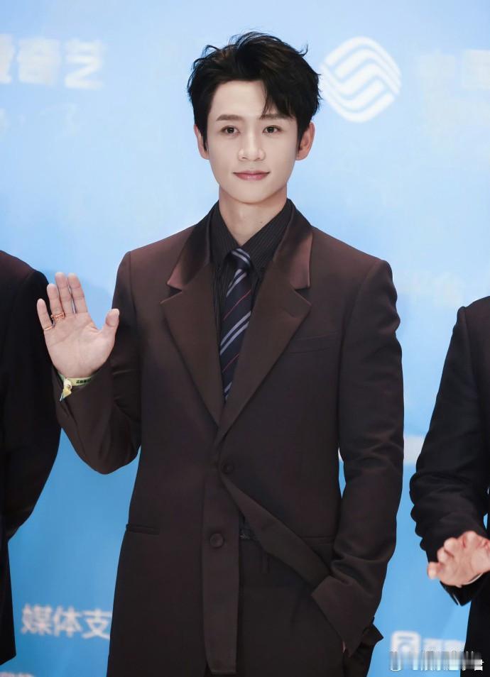 尖叫之夜魏晨出席2025爱奇艺“尖叫之夜”，黑色丝绒西装衬得肩宽腰窄，侧分油头利