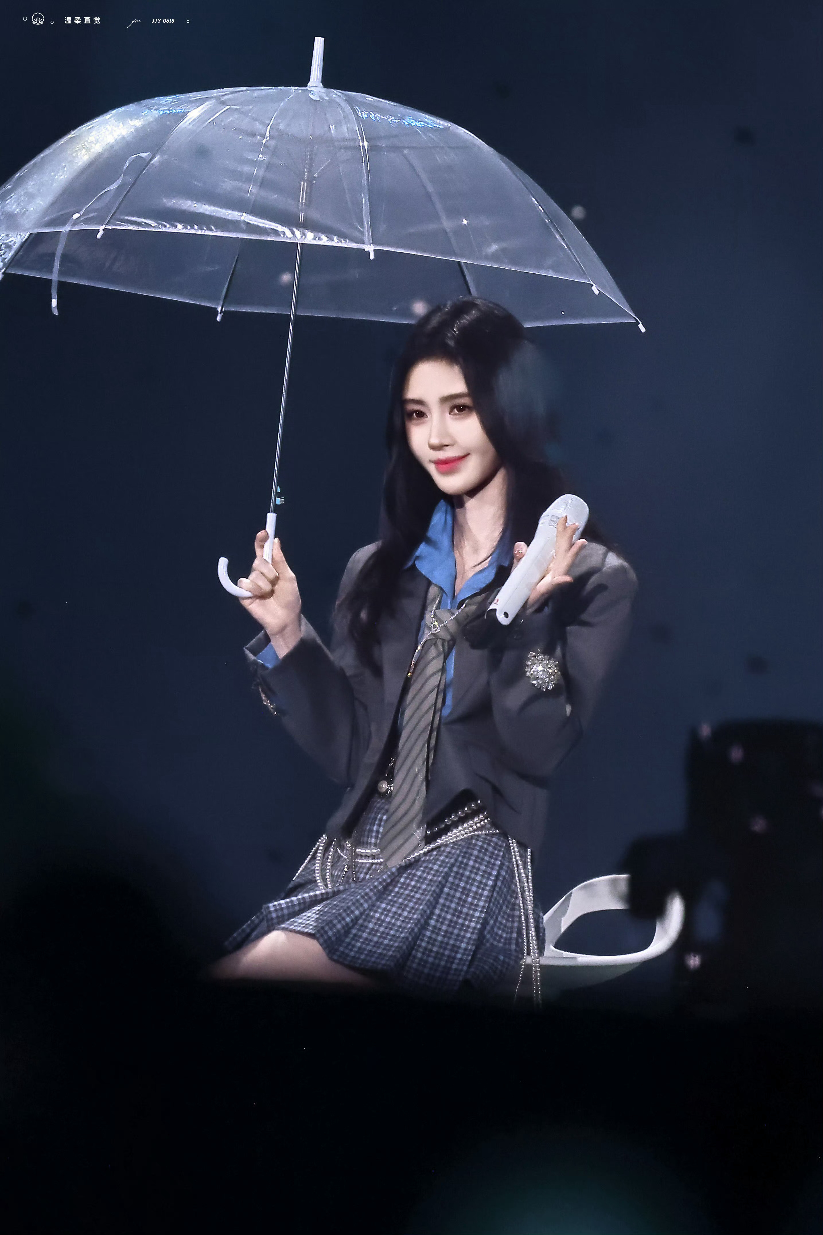 鞠婧祎把舞台走成T台 无情的存图机器