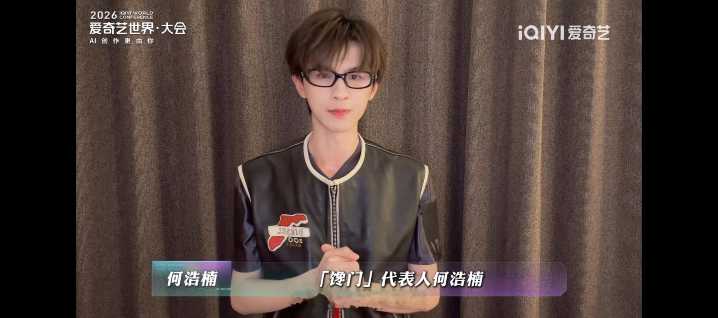 何浩楠我吃我自己 吃自己痛饼实录有！小何今天录制《天才厨人》，收到了节目组赠送的