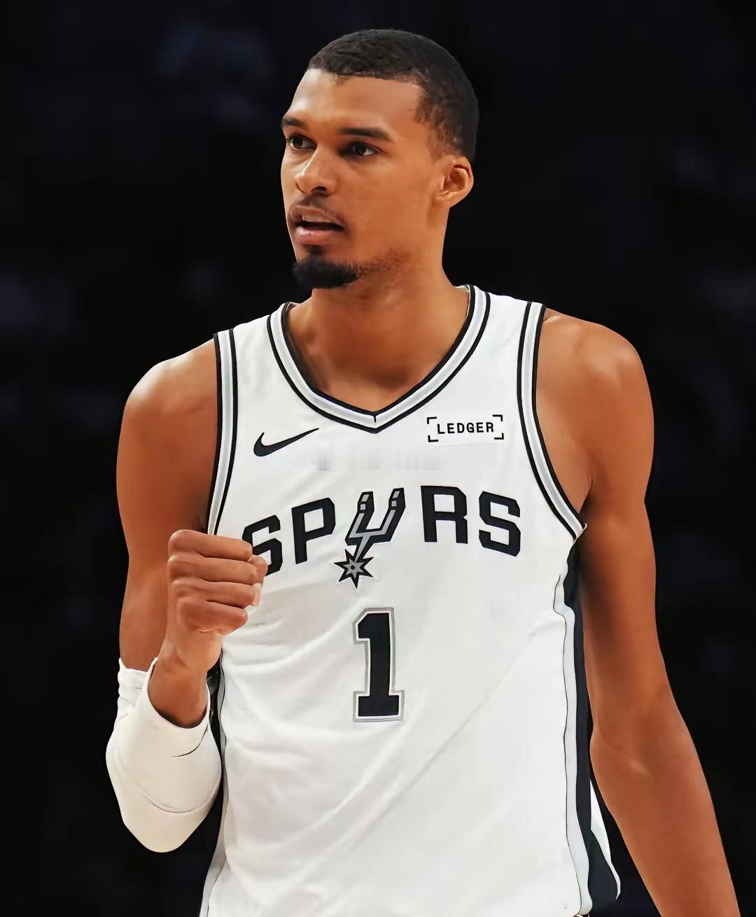 NBA总决赛的单场门票收入:45%上交联盟主队拿剩下的25%给客队所以是:主队: