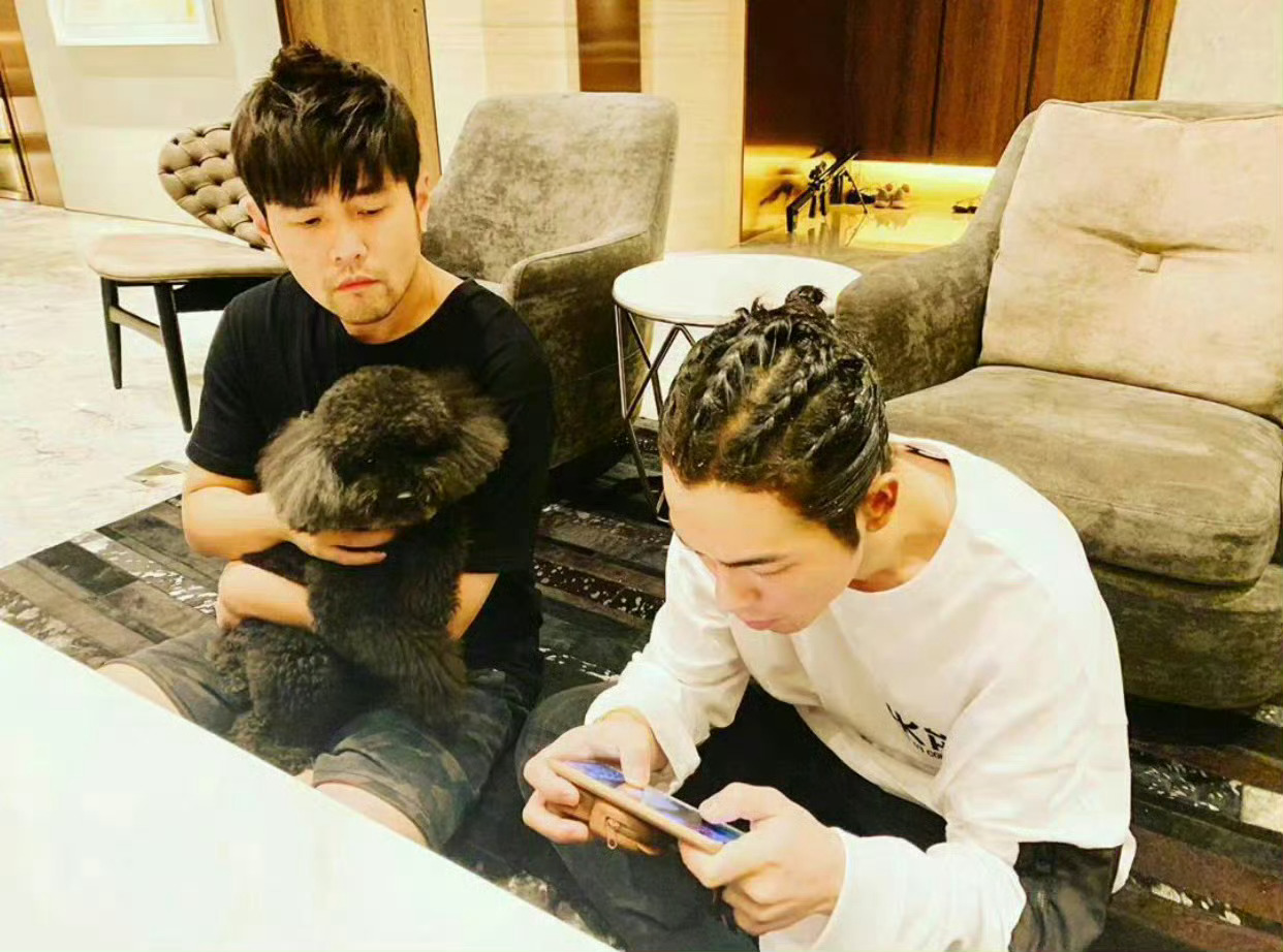 难怪今天下雨了，原来是萧敬腾生日生日快乐