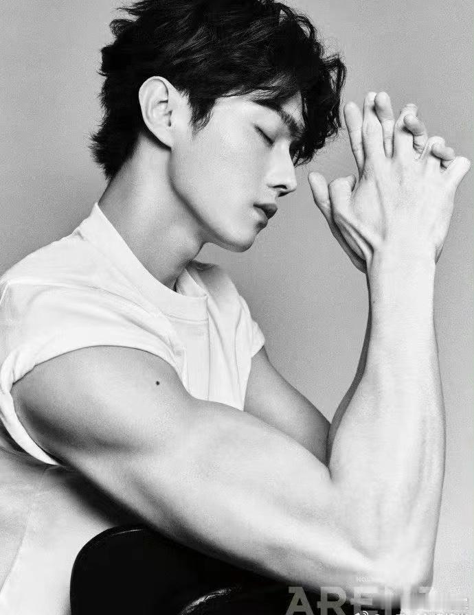 许凯和张凌赫的近日时尚大片，谁的时尚感更强？ ​​​