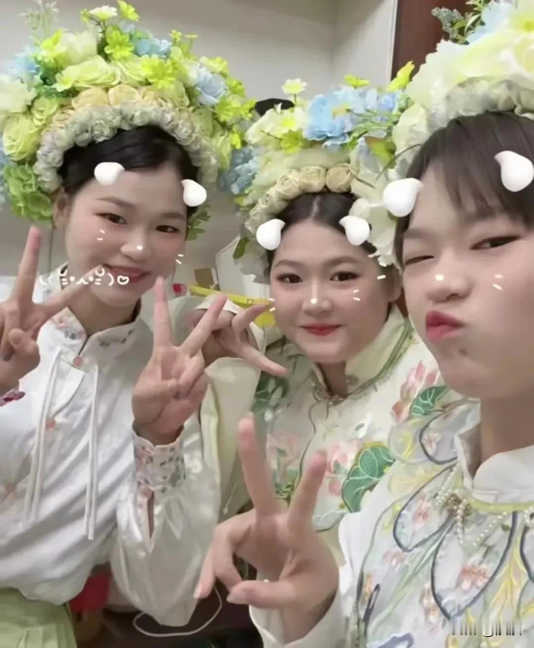 🎉哇哦！今天被全红婵三姐妹的簪花造型美到了！👏
 
据悉，全红婵和姐姐全红月