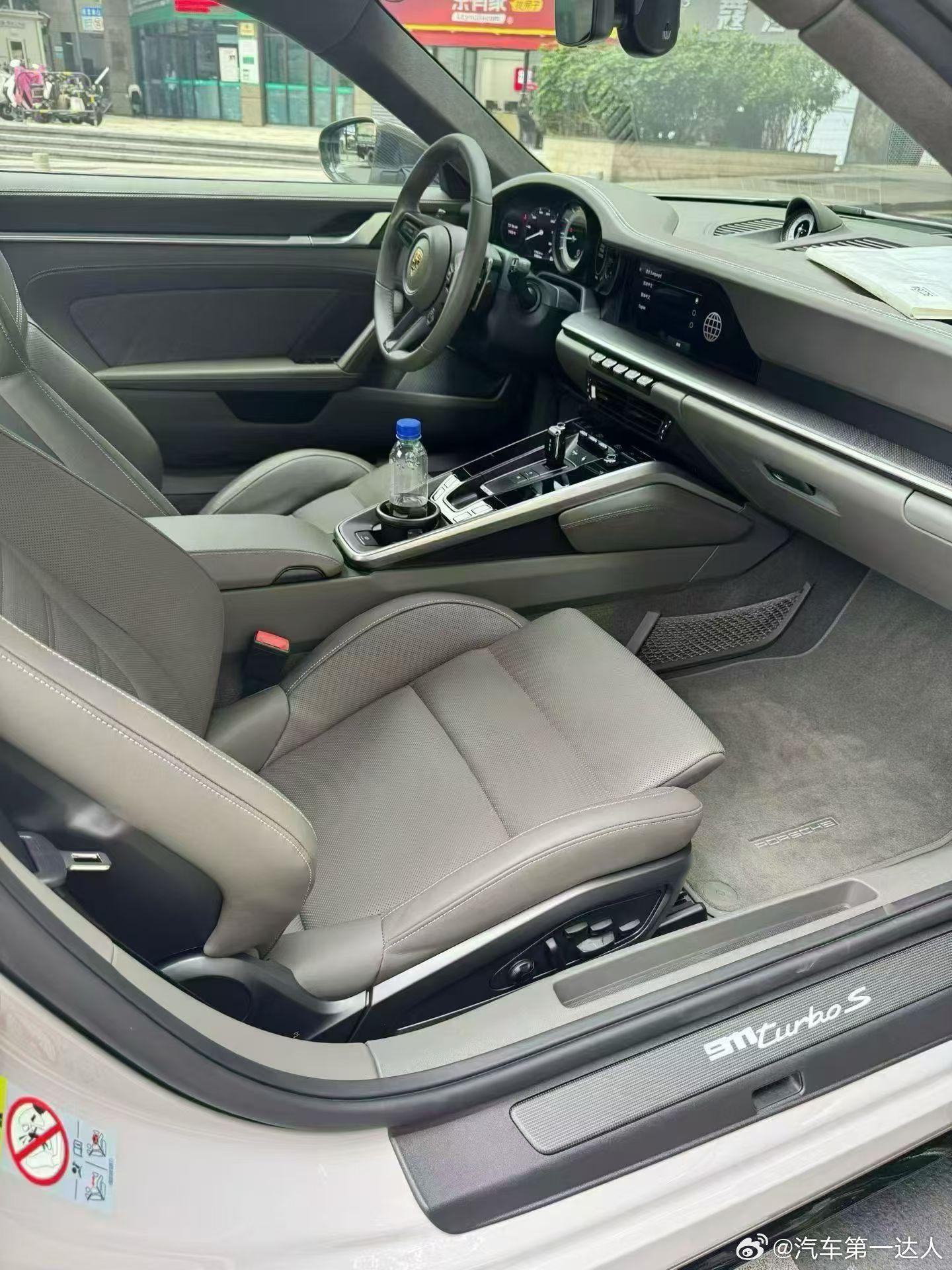 真正的热爱，从不是妥协将就，而是拥有顶配的偏爱。23年上牌保时捷911 Turb