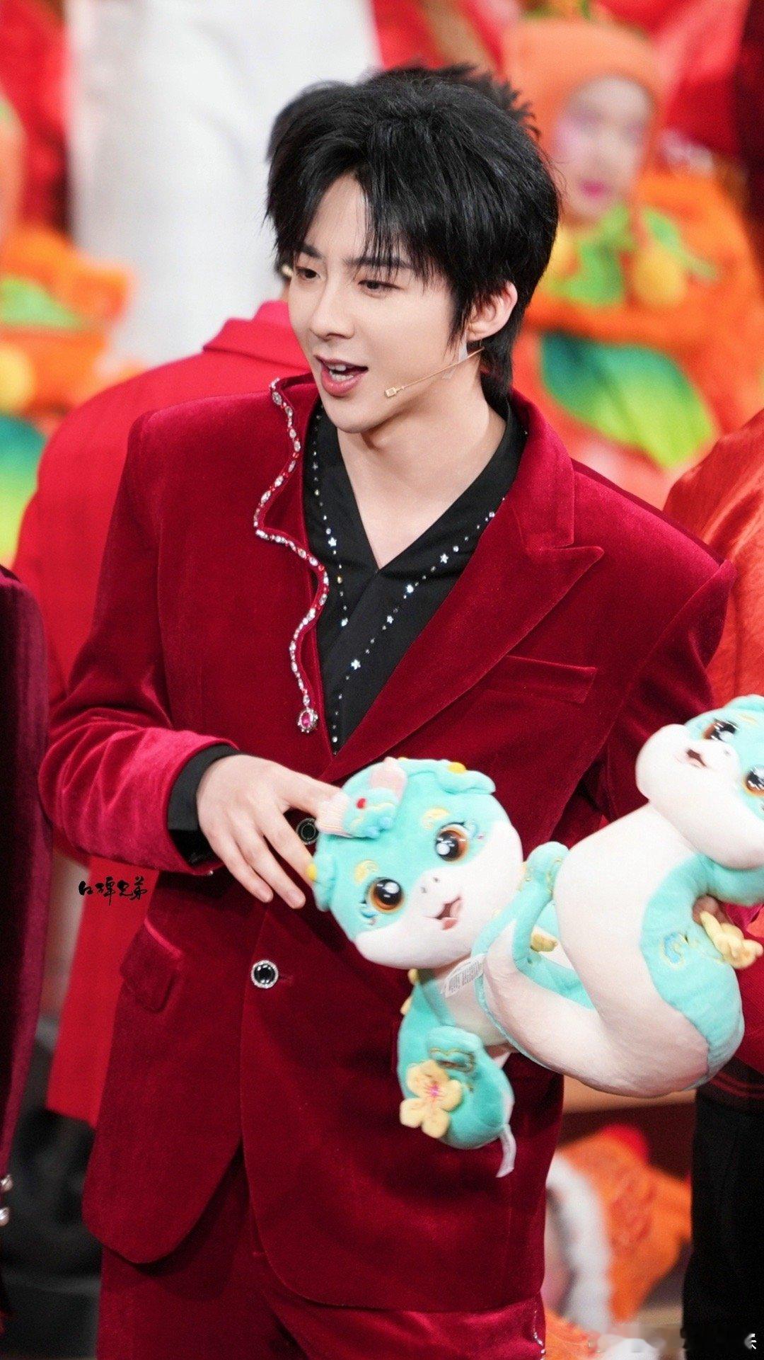 刘宇宁春晚最佳伴舞群演  哈哈哈，听说有人调侃刘宇宁是春晚最佳伴舞群演😉 不过