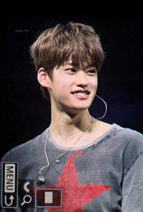 帅帅帅不知道今天的正式舞台会不会戴耳饰