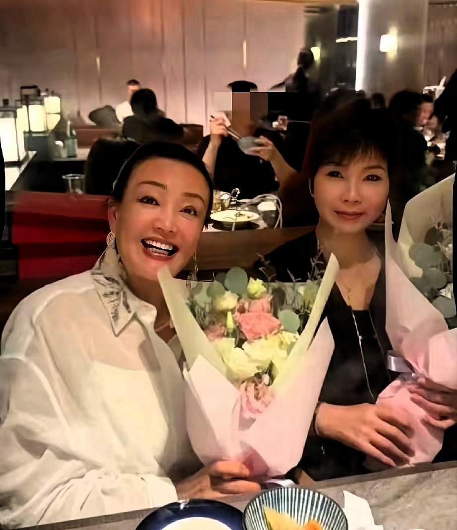 照片上,兰姐笑得真开心,她手捧着花,亲家母筱梅的妈妈,也站在旁边,气质就是很不一