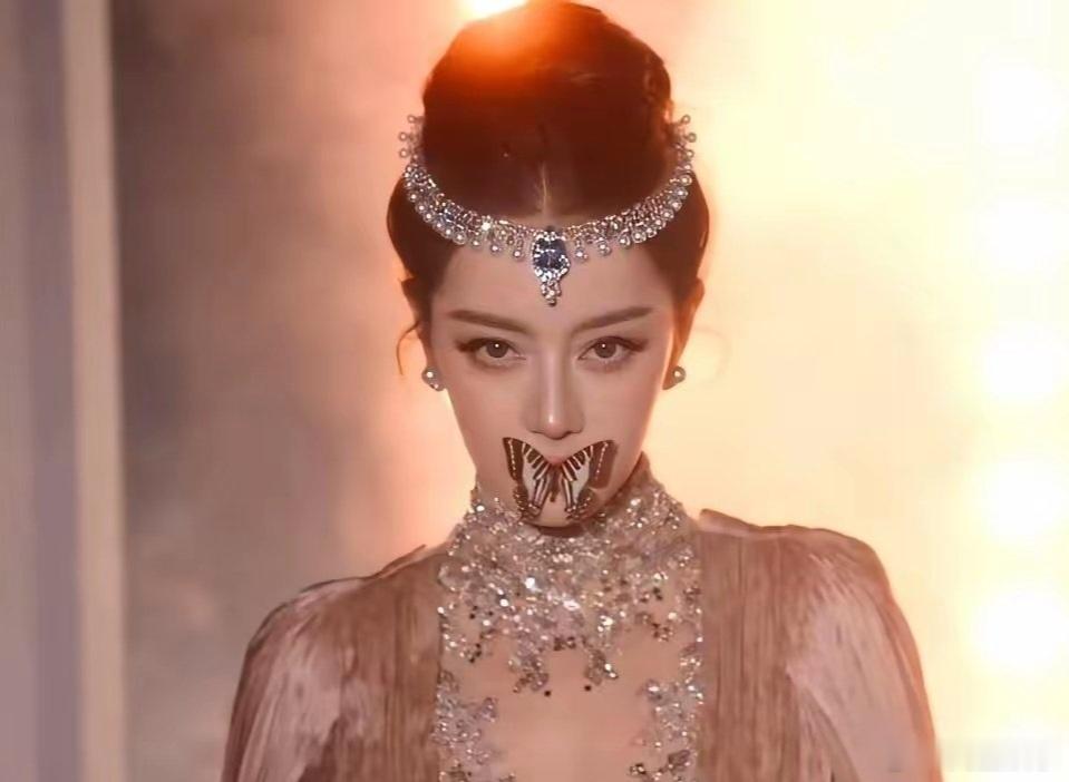 祖海创始人点赞迪丽热巴无可替代迪丽热巴亮相VOGUE时尚之力盛会雨中红毯，一袭祖