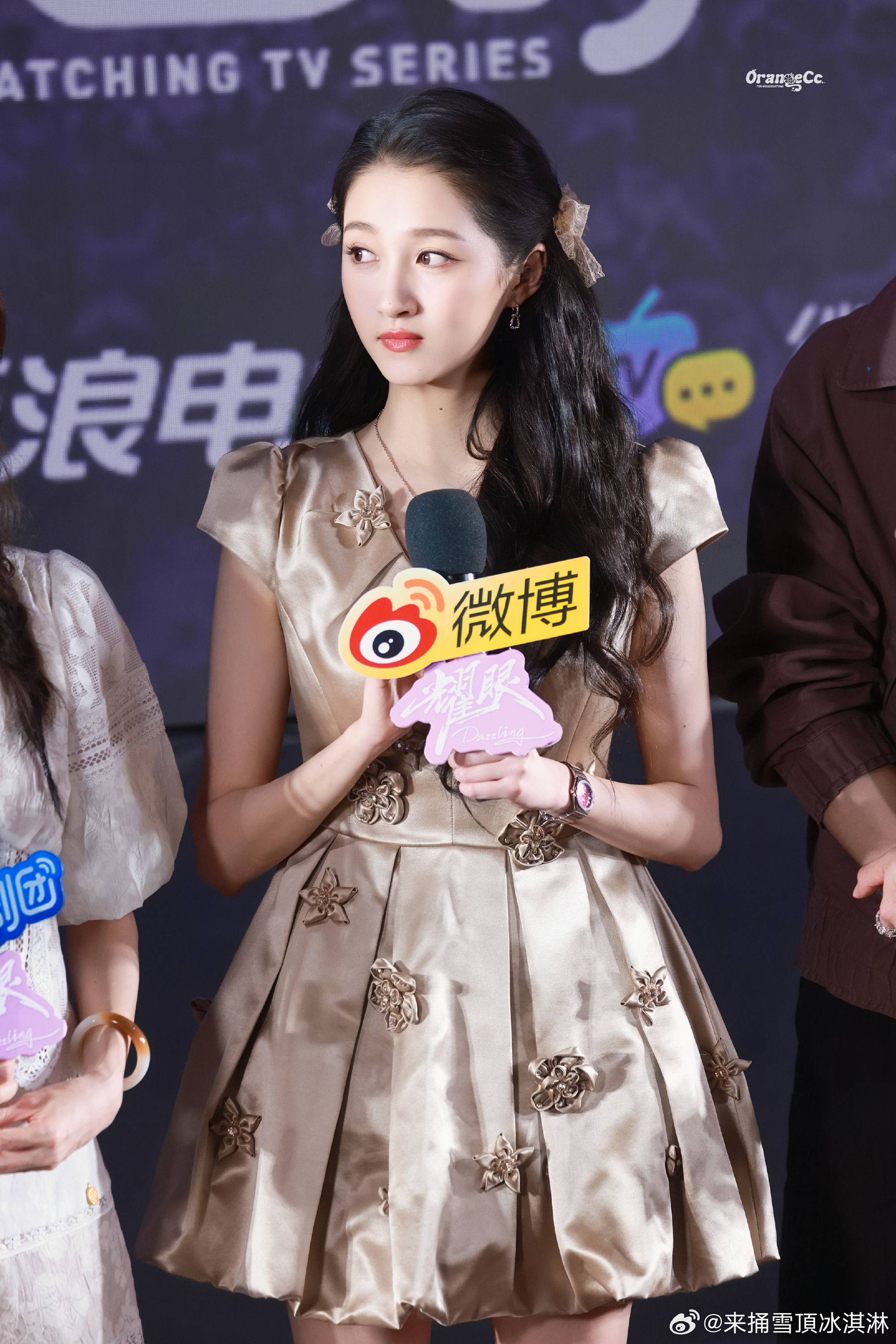 荧幕形象和本人反差好大，今天一身清新装扮，眉眼灵动，妥妥甜妹氛围感拉满 关晓彤说