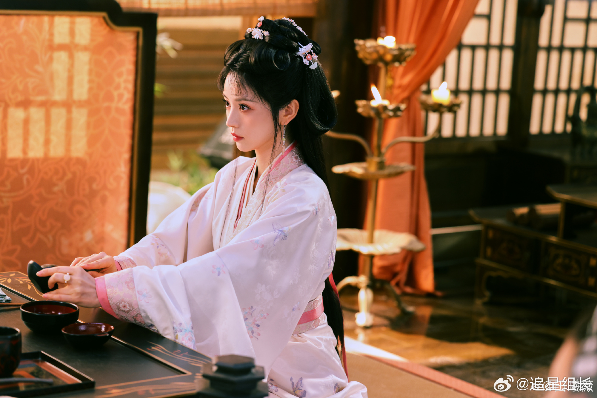 田曦薇嫁金钗古装造型田曦薇《嫁金钗》妆造层次丰富，素衣清雅简约，华服织锦华丽夺目