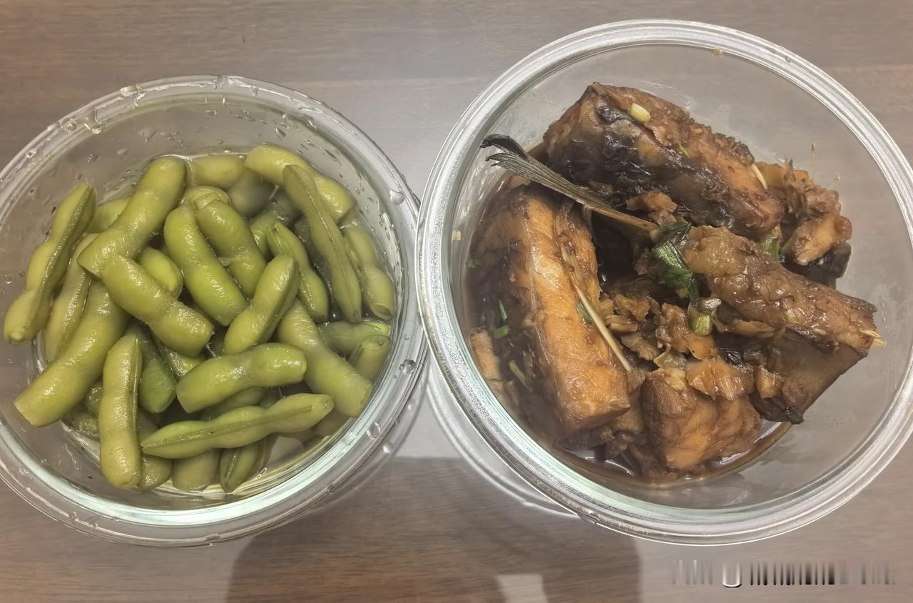 回无锡歇下来，总要给老太太烧几次红烧鱼。红烧青鱼块浓油赤酱，肉质厚实，老太太很喜