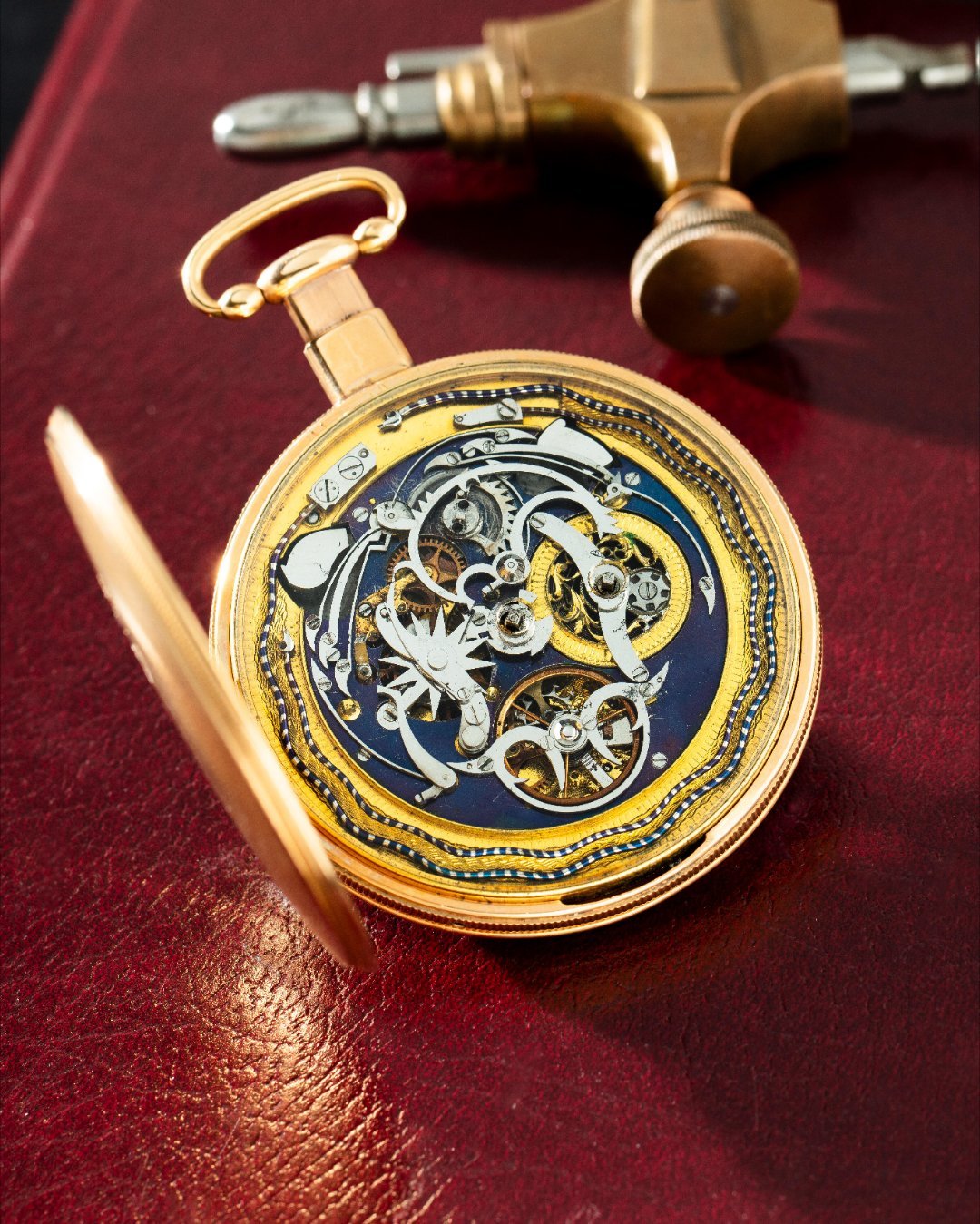 这枚约1800年由Perrin Frères于瑞士纳沙泰尔打造的黄金怀表，是19