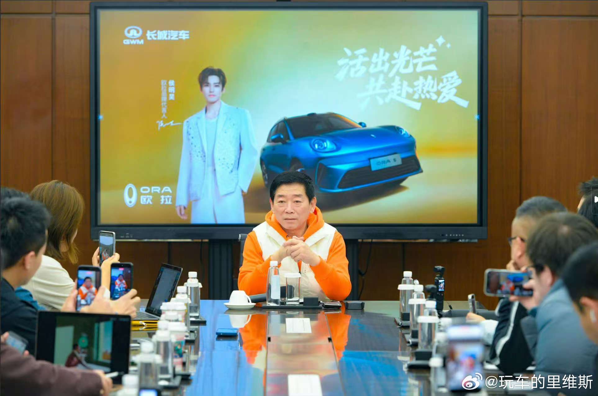 以前总觉得车企大佬都是坐办公室里喊“要抓年轻人”，结果魏总直接扎进年轻人堆里——