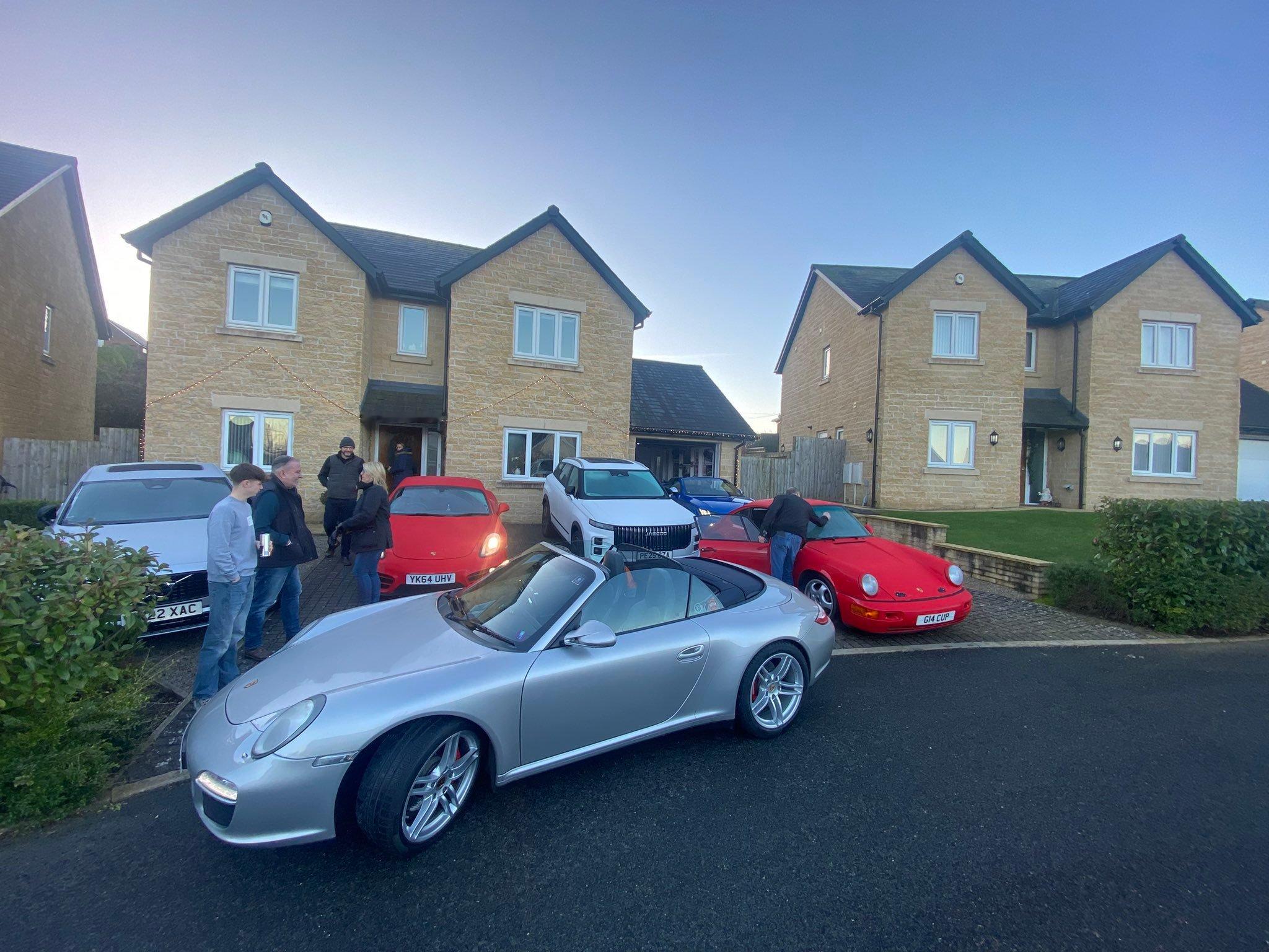 这张图的亮点不在于几个英国车迷正在圣诞聚会，而在于英国车迷的家里面也有一辆中国车