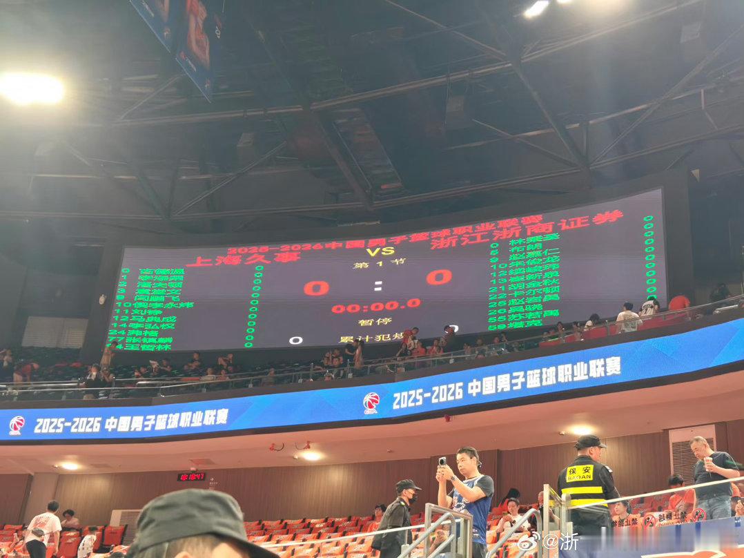 今晚CBA总决赛G5：孙铭徽发烧缺席今日比赛，外援桑普森肘部伤病继续缺阵。广厦男