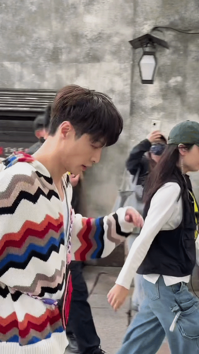 在乌镇偶遇张艺兴吴侬软语中惊现少年身影！张艺兴挂着工作证步履轻盈，助演身份引人遐