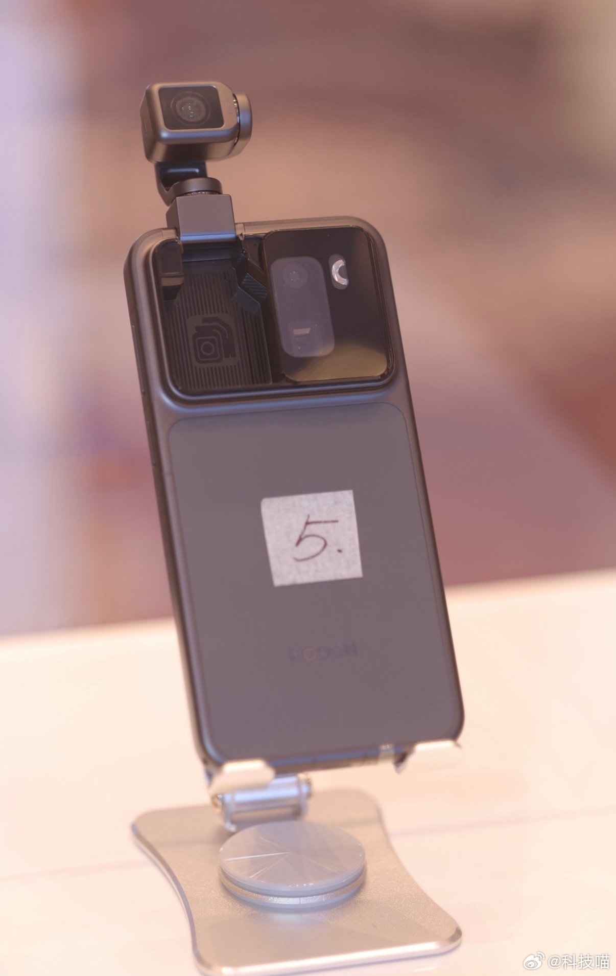 荣耀Robot Phone（8月上市）云台模组4DoF钛合金云台，0.8秒弹出收