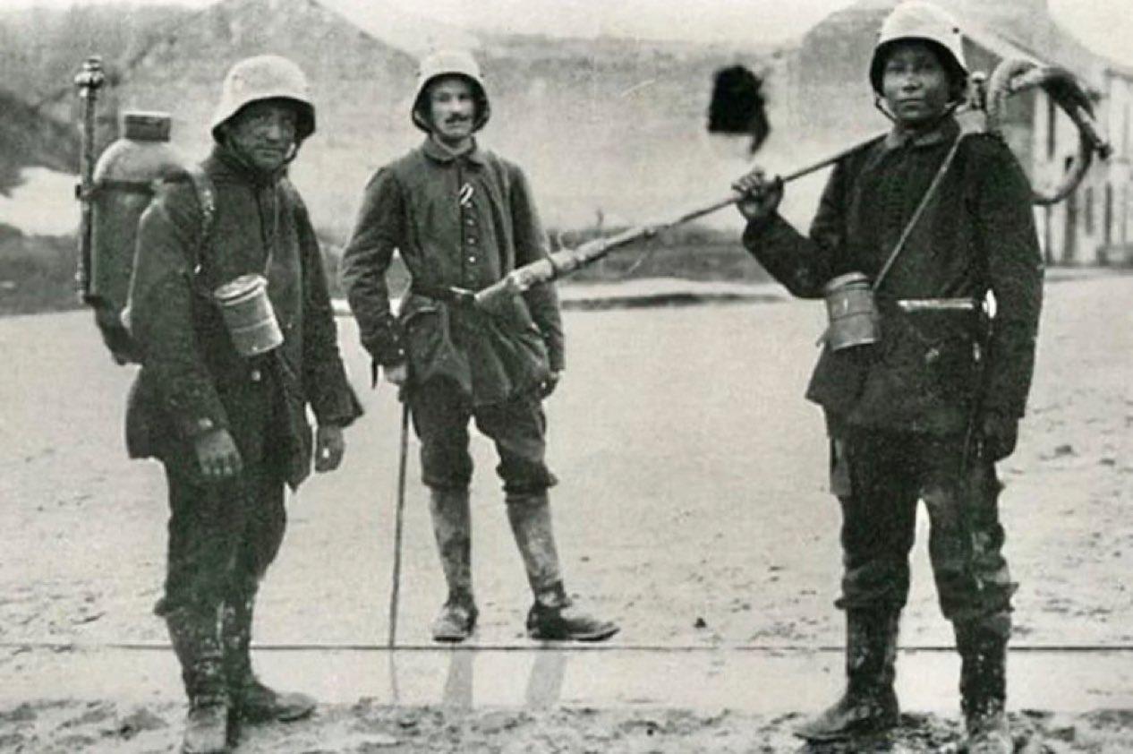 1916 年，德国凡尔登附近的一支喷火队。
照片中三名德国士兵在凡尔登附近操作便