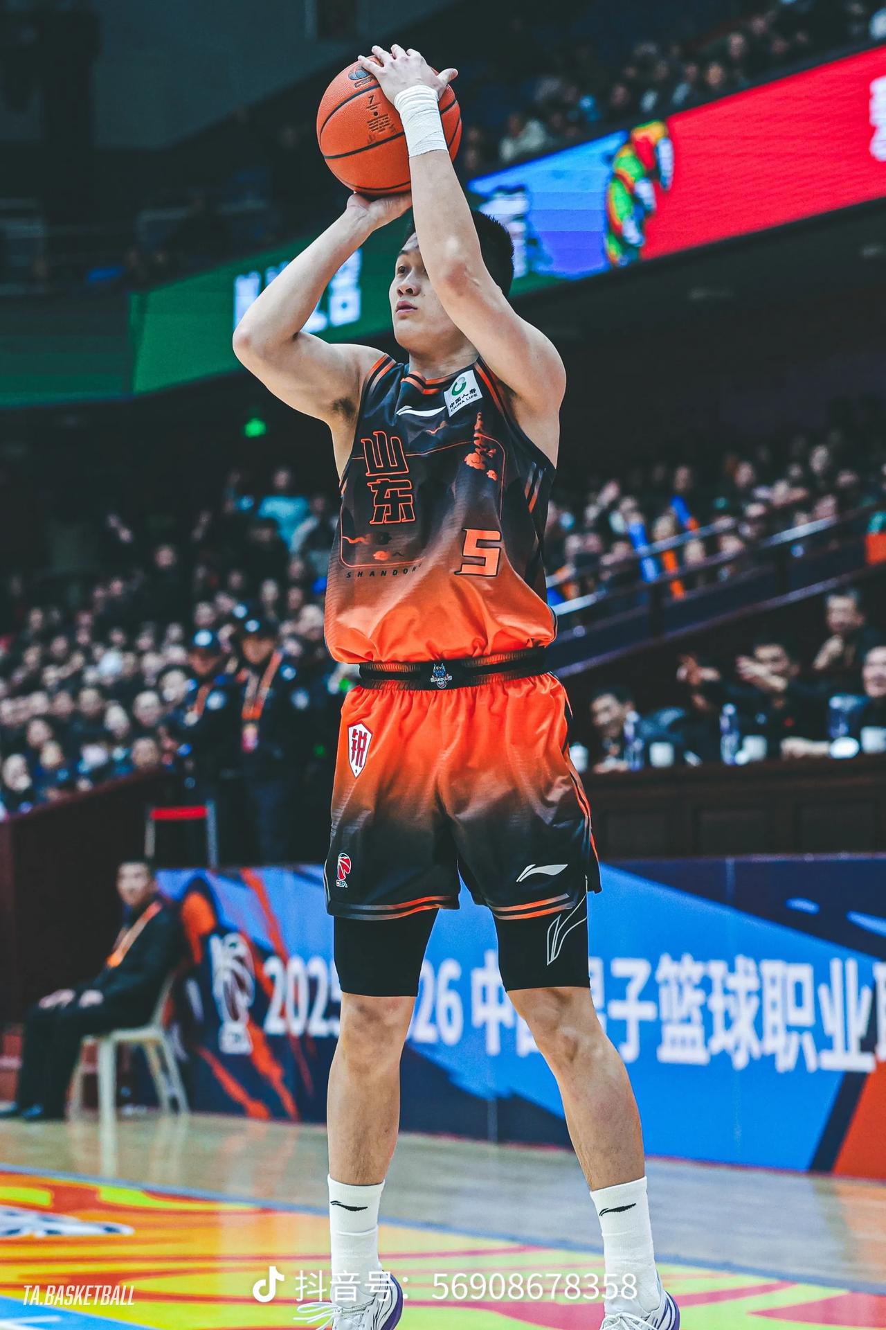 自从邱彪换了首发阵容后，感觉山东男篮打球别扭了很多。今晚对阵浙江稠州队，攻攻不进